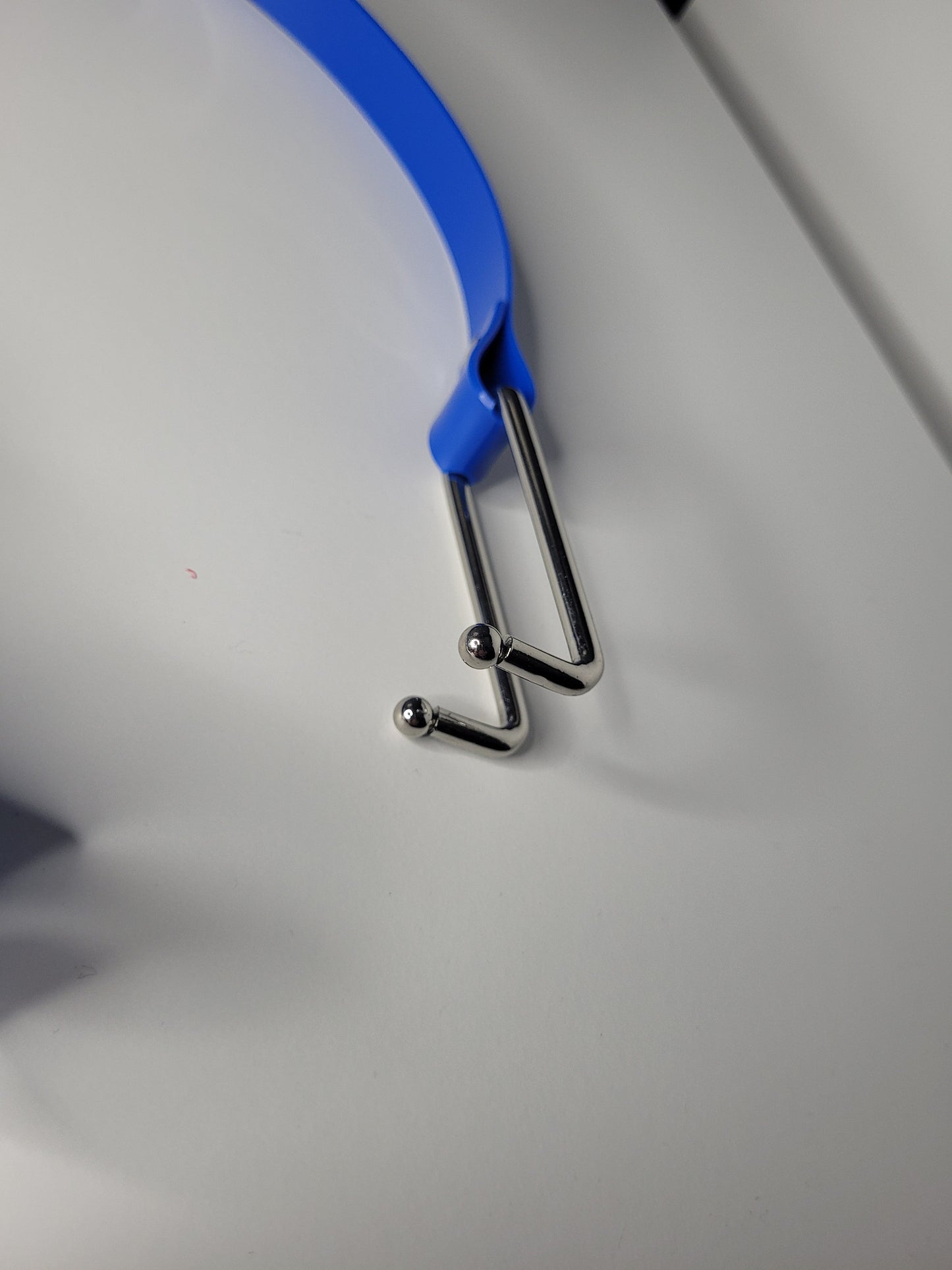 Nose hook in Blue PVC type 1
