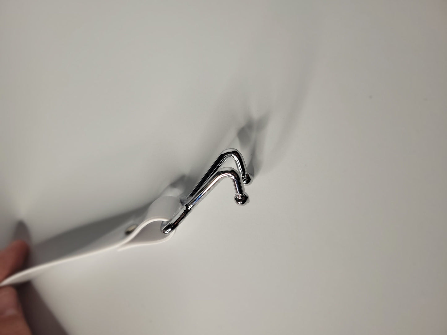 Nose hook in White PVC type 2