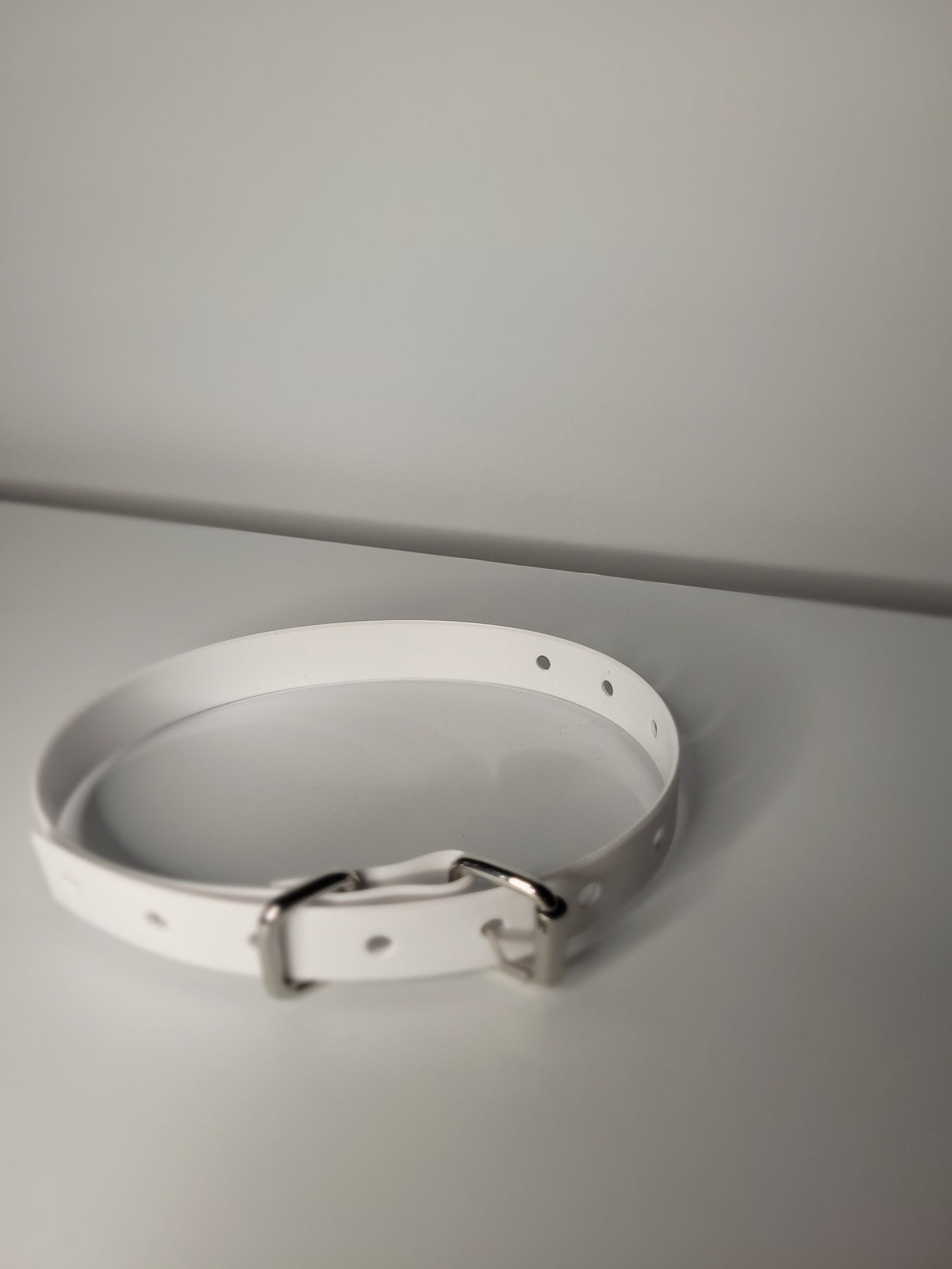 Thin bondage belt in white PVC