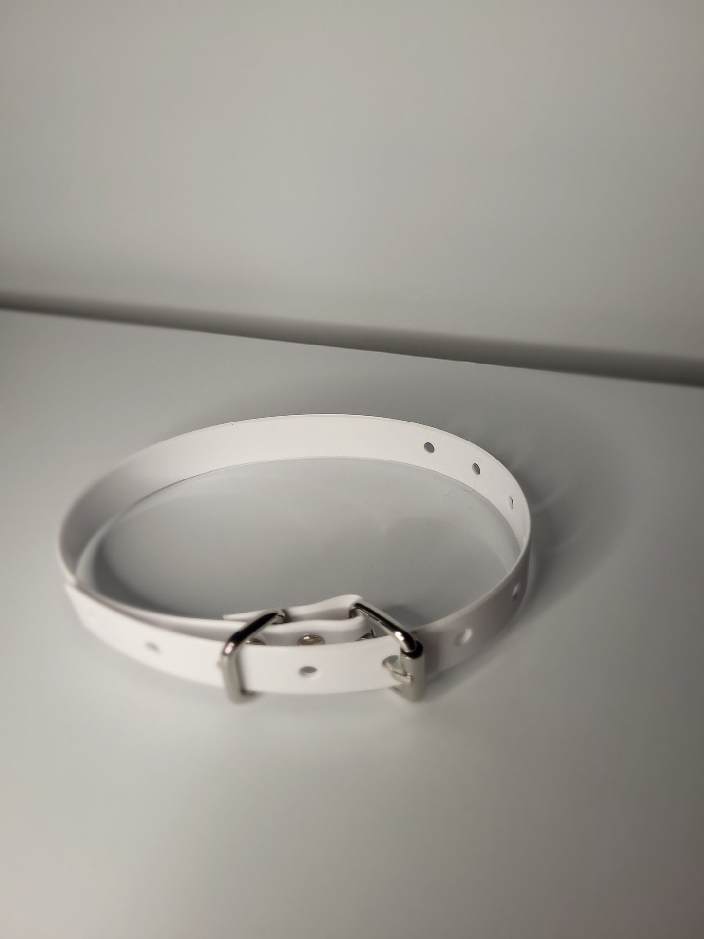 Thin bondage belt in white PVC