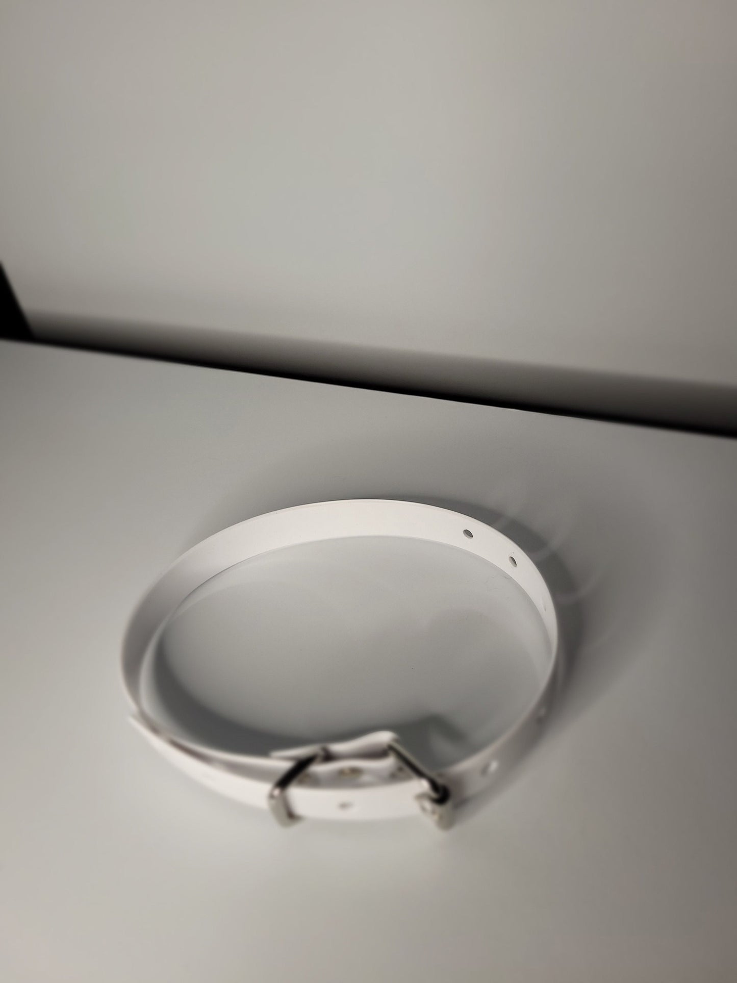 Thin bondage belt in white PVC