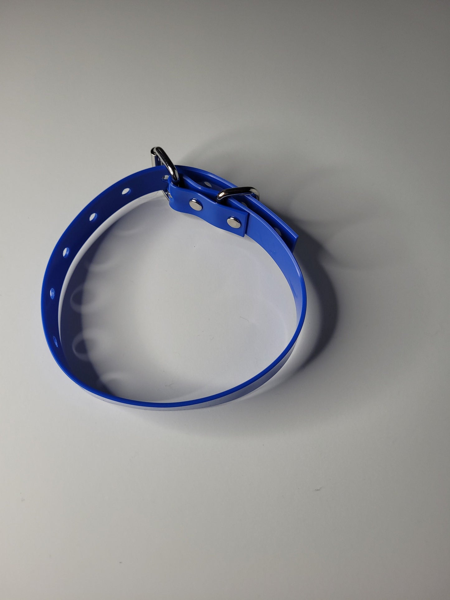 Thin bondage belt in blue PVC