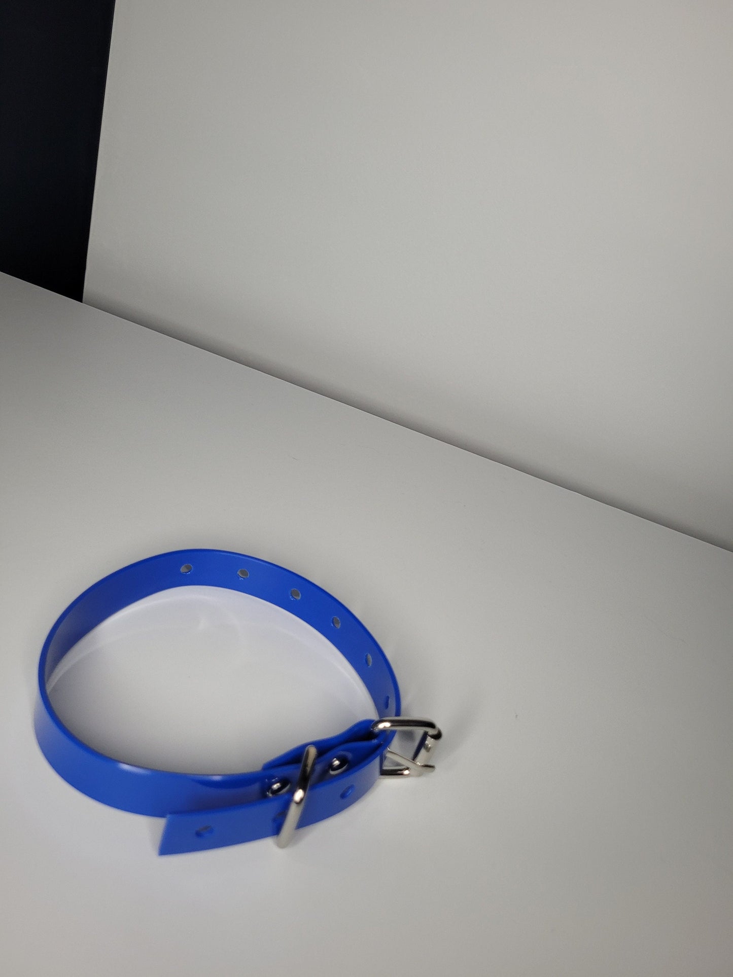 Thin bondage belt in blue PVC
