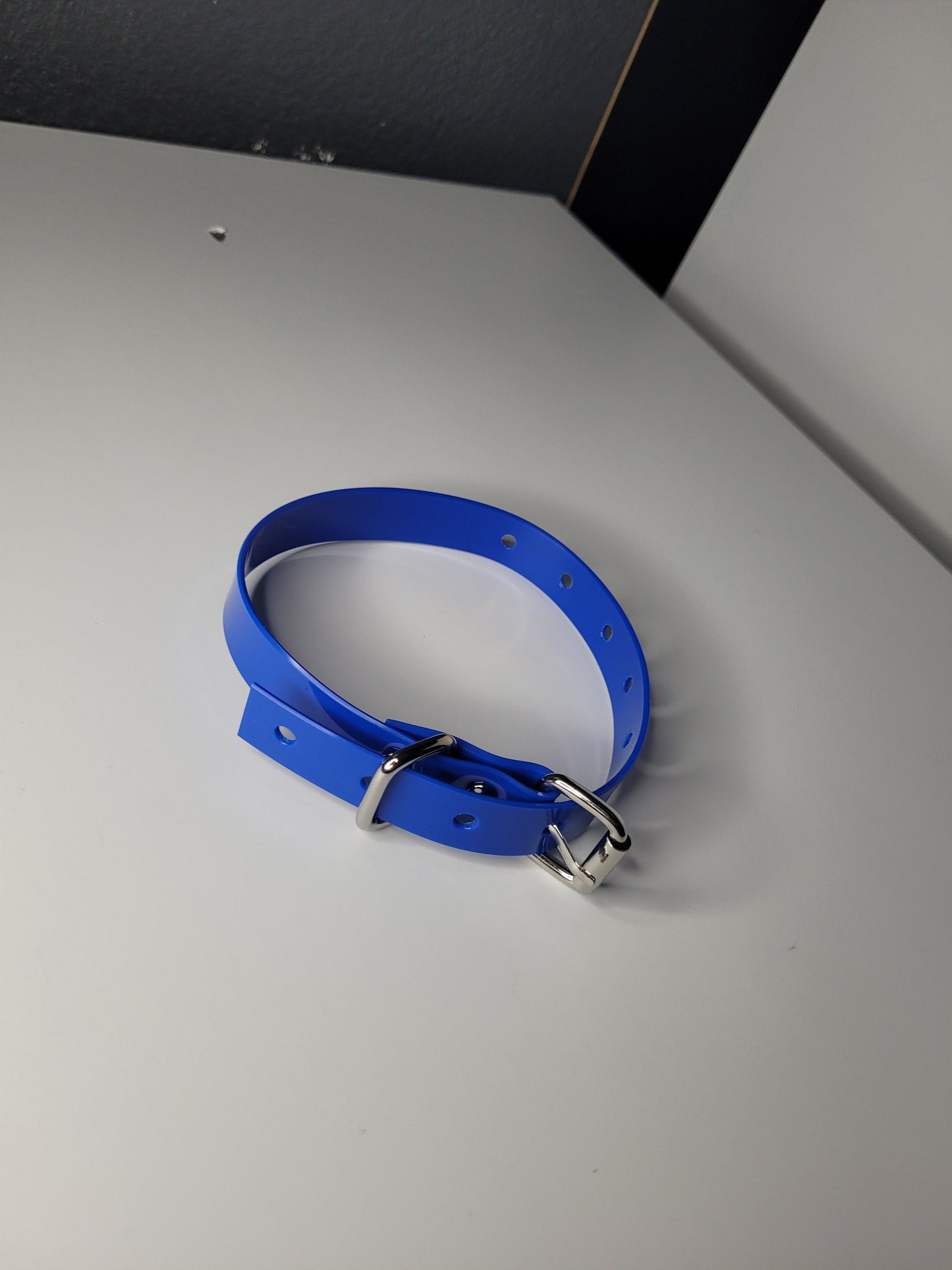 Thin bondage belt in blue PVC