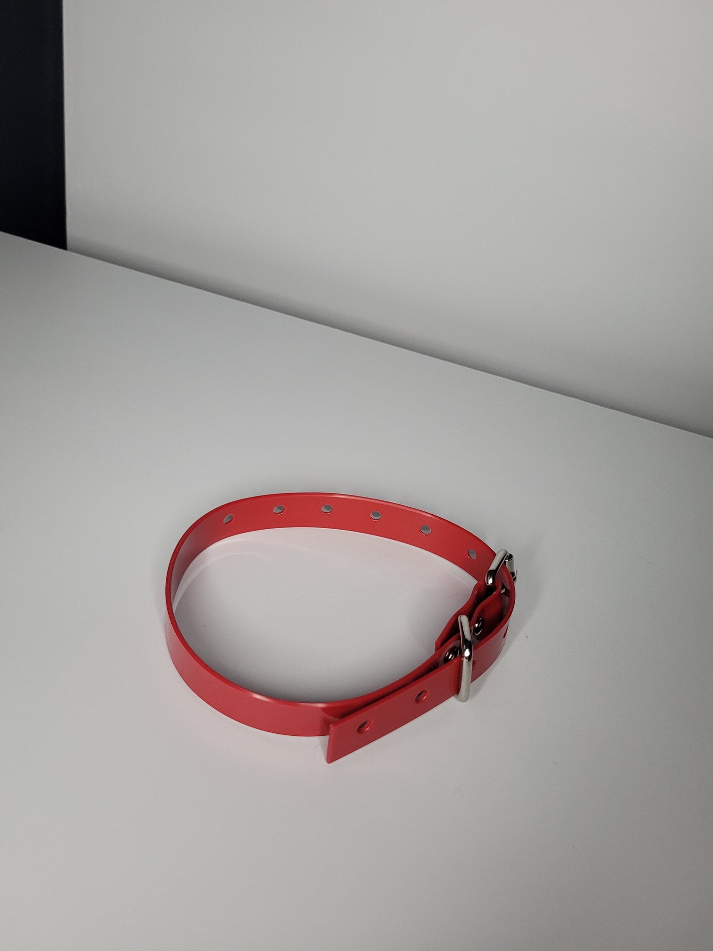 Thin bondage belt in red PVC