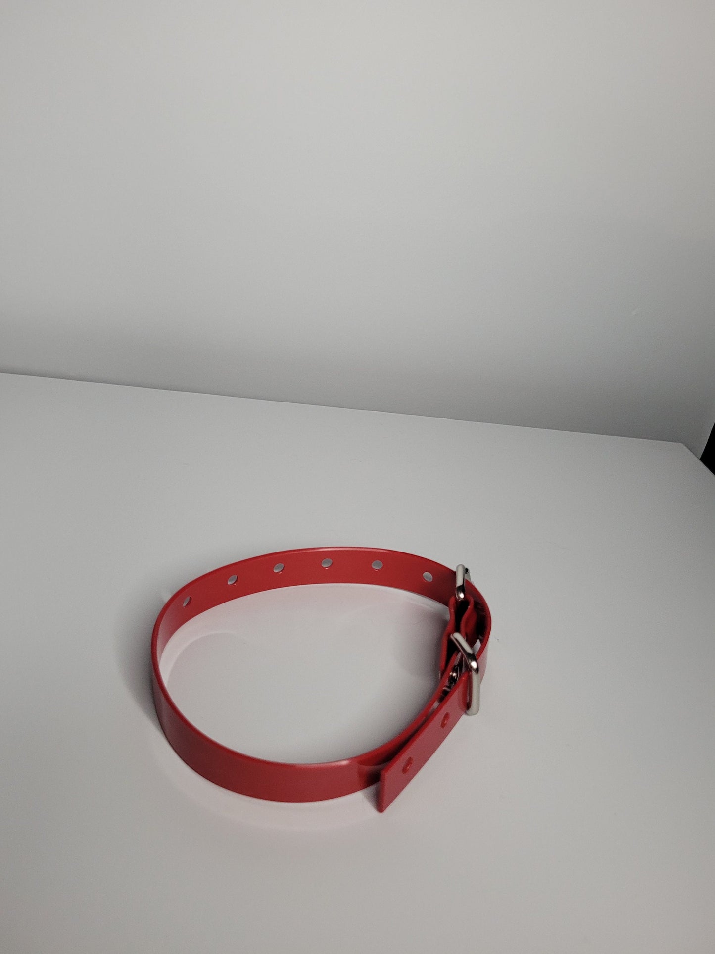 Thin bondage belt in red PVC