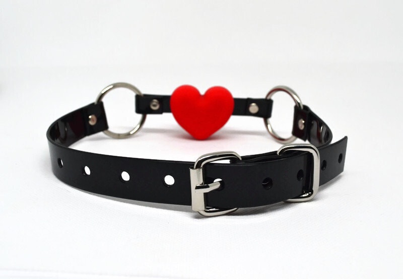 Red heart Gag with PVC black strap -Lockable -Vegan