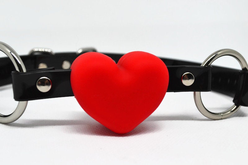 Red heart Gag with PVC black strap -Lockable -Vegan