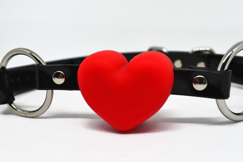 Red heart Gag with PVC black strap -Lockable -Vegan
