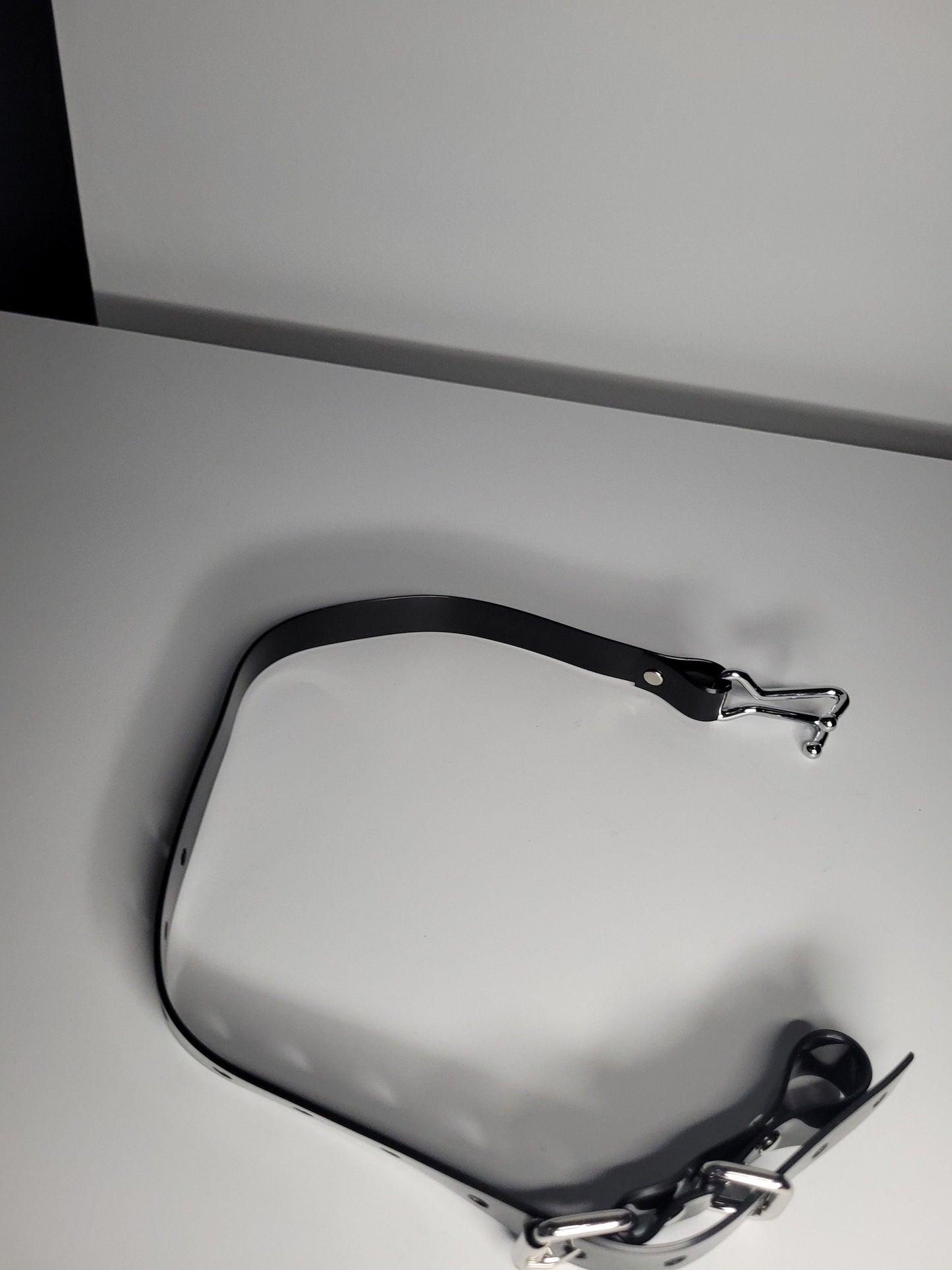 Nose hook in black PVC type 2