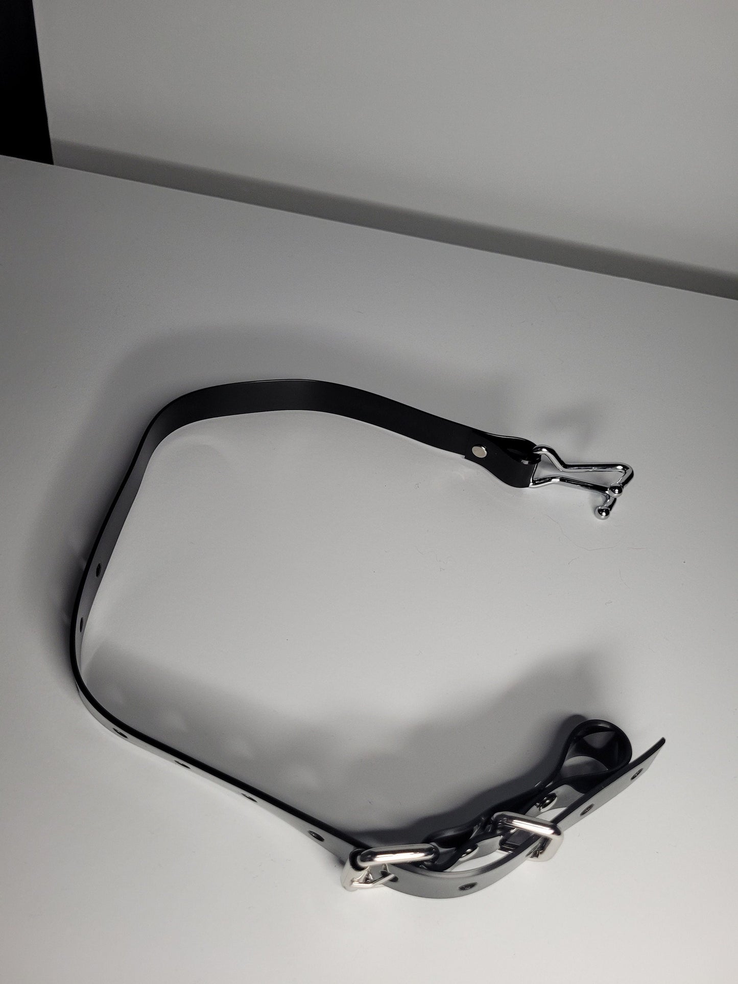 Nose hook in black PVC type 2