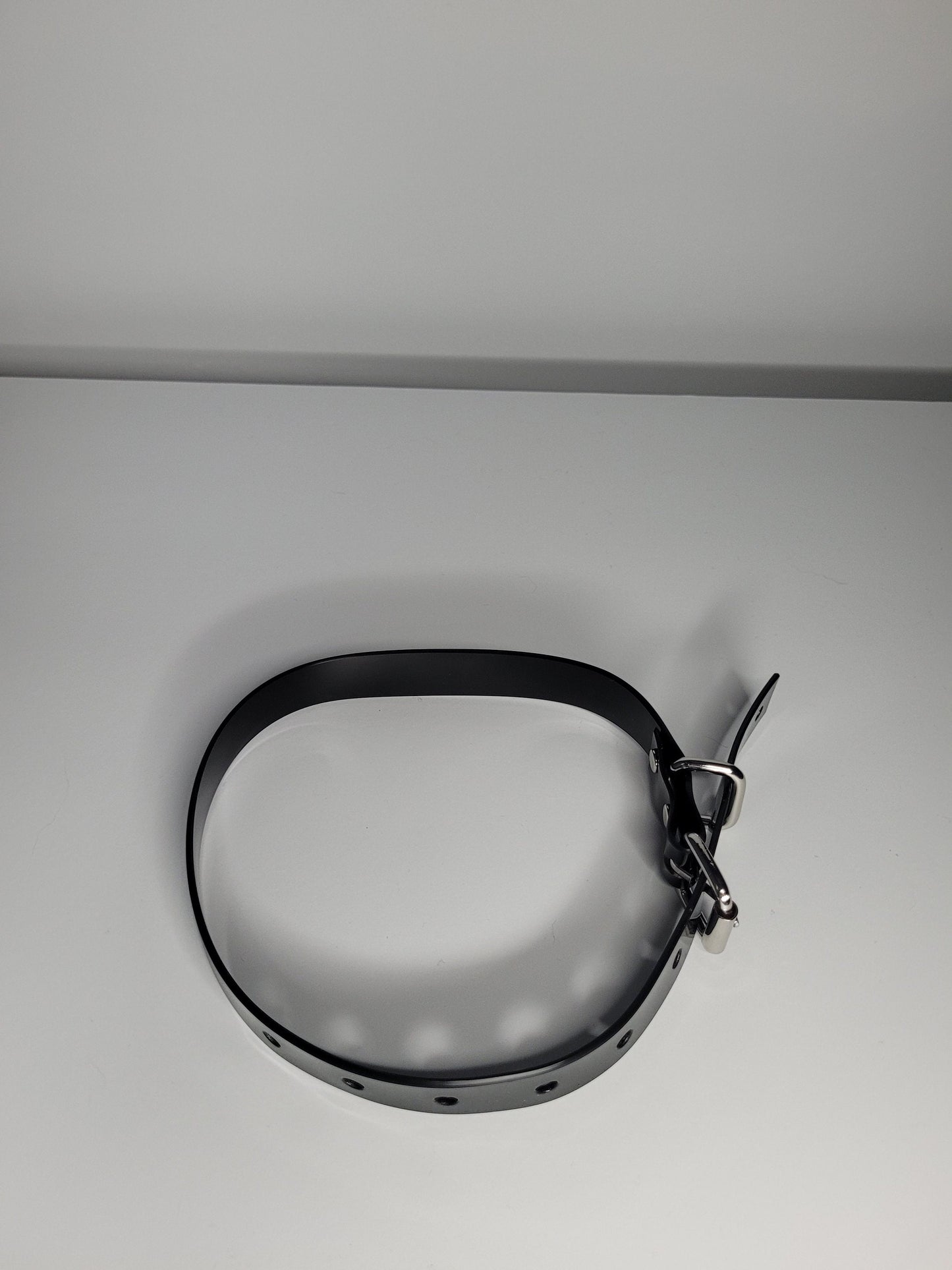 Thin bondage belt in black PVC