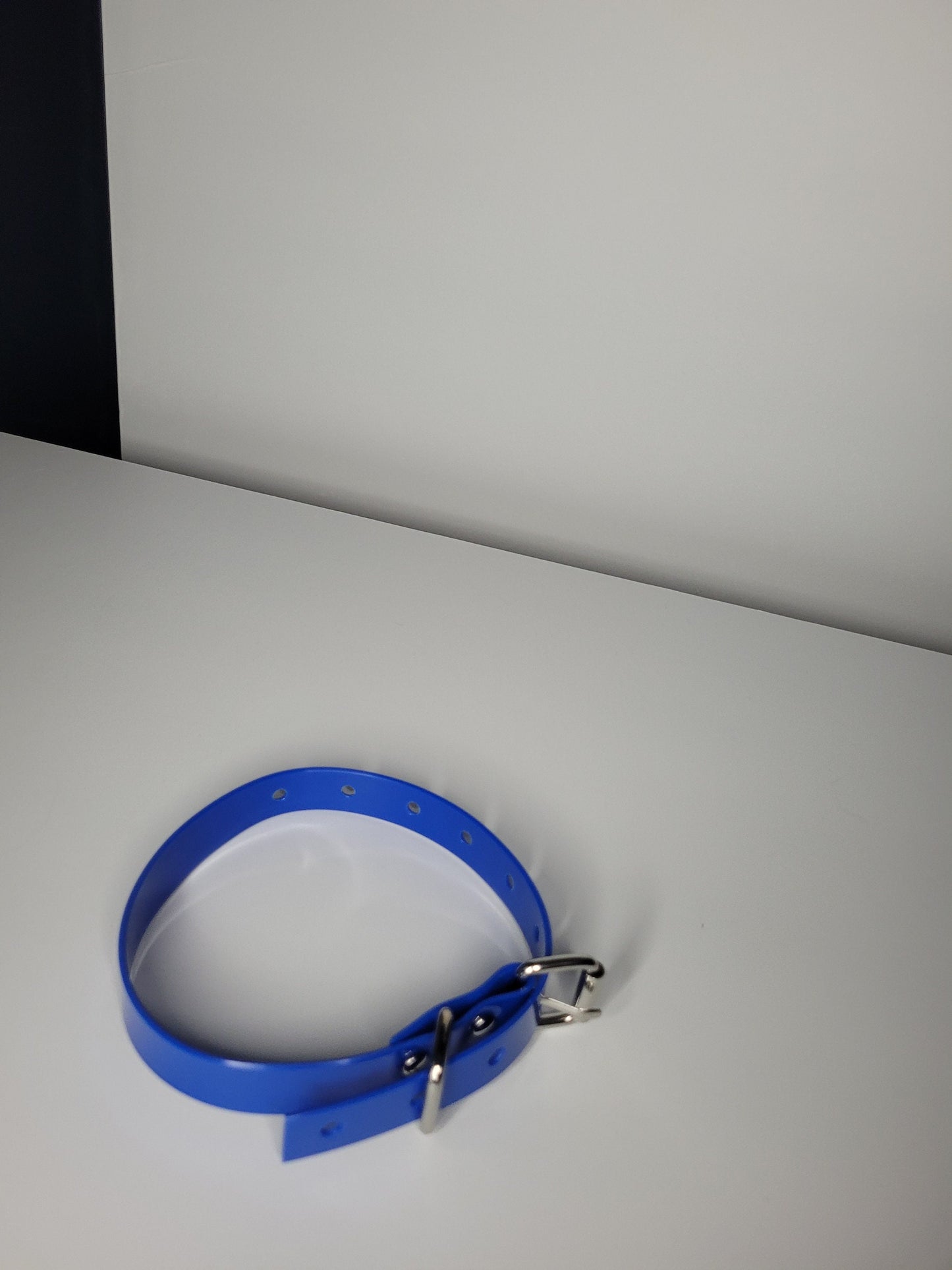 Thin bondage belt in blue PVC