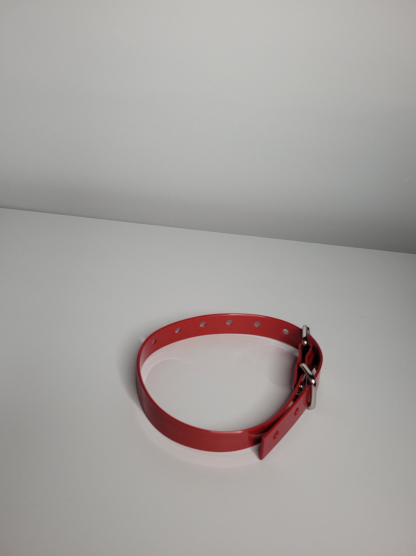 Thin bondage belt in red PVC