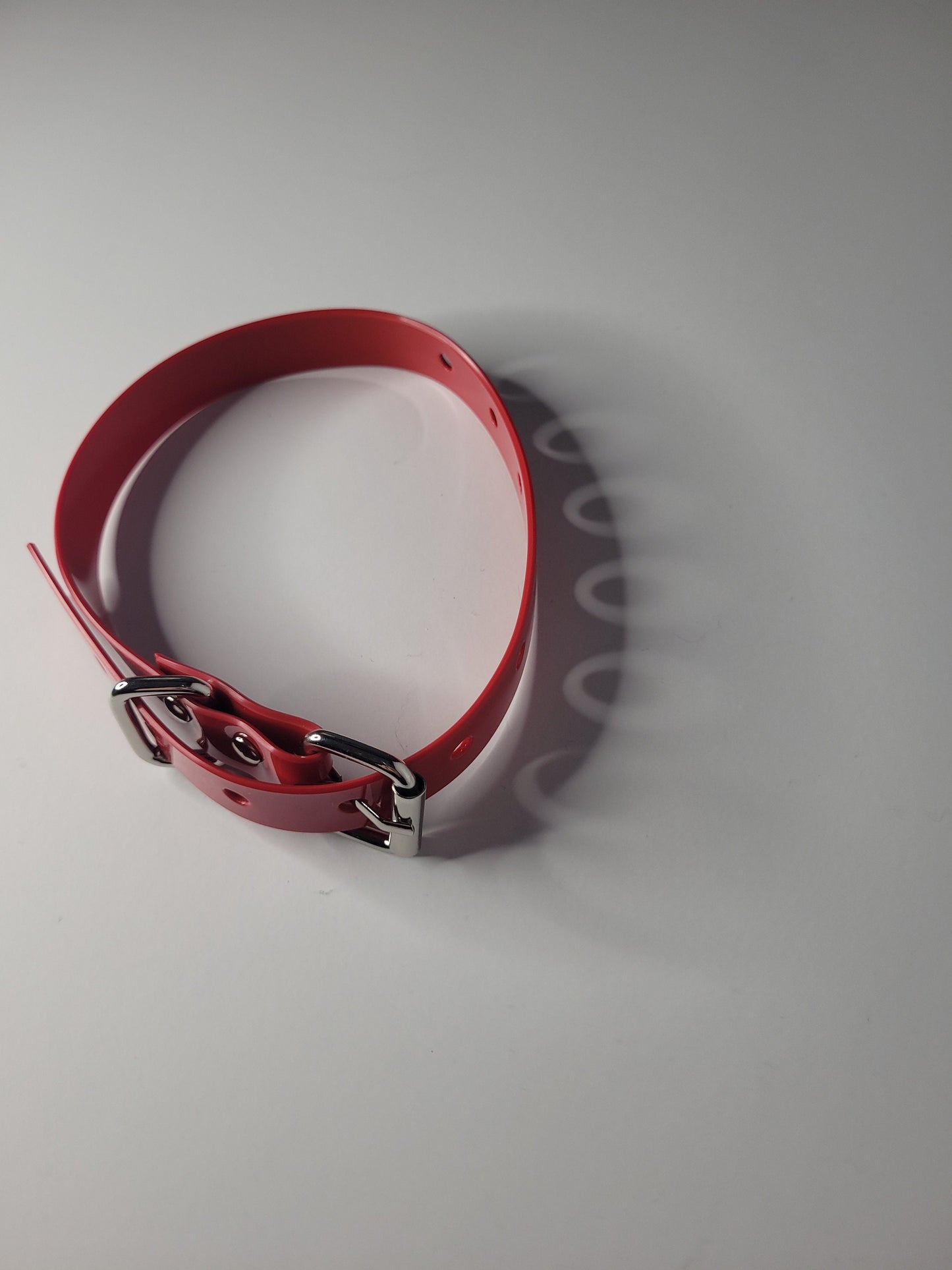 Thin bondage belt in red PVC
