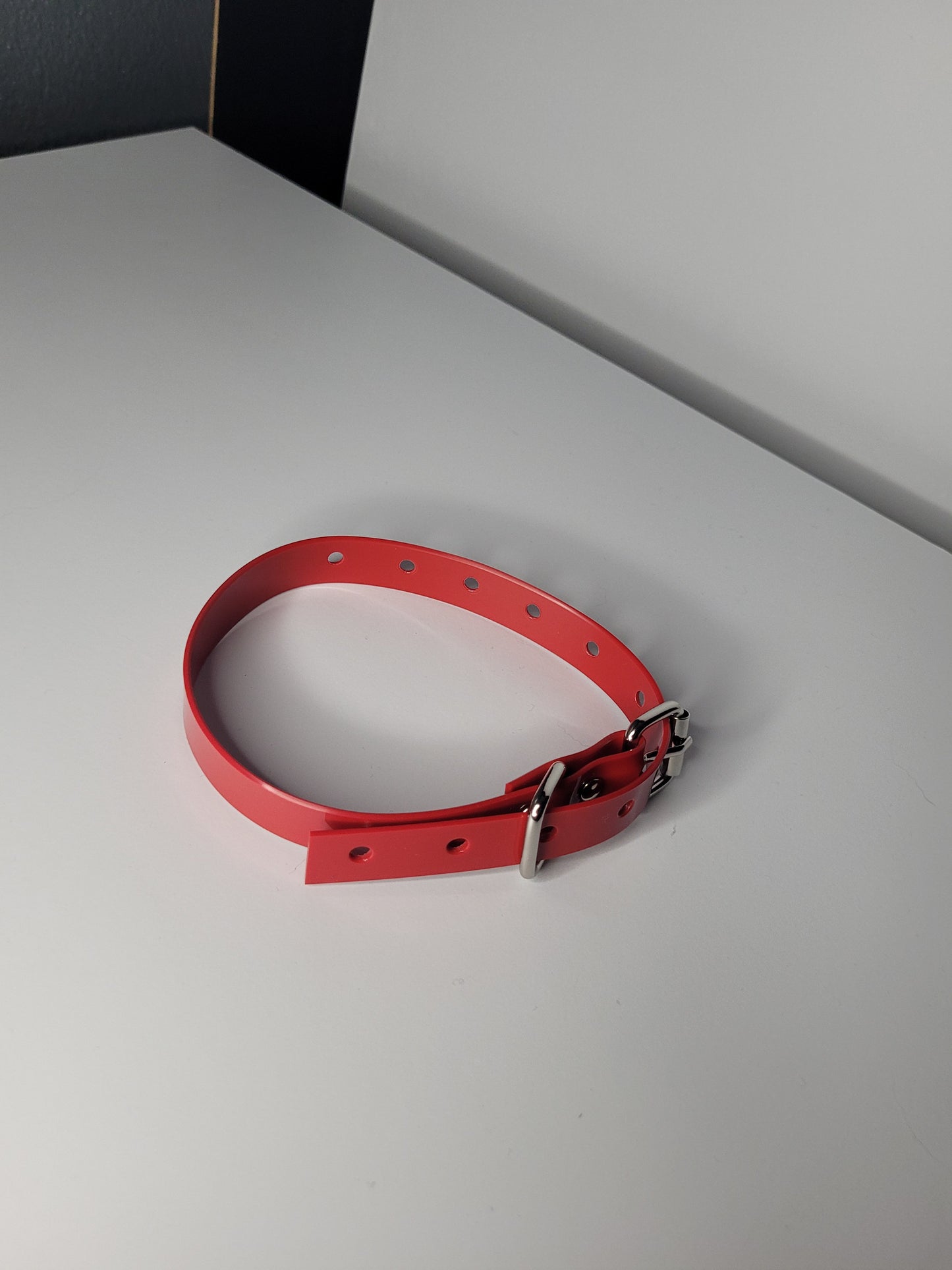 Thin bondage belt in red PVC