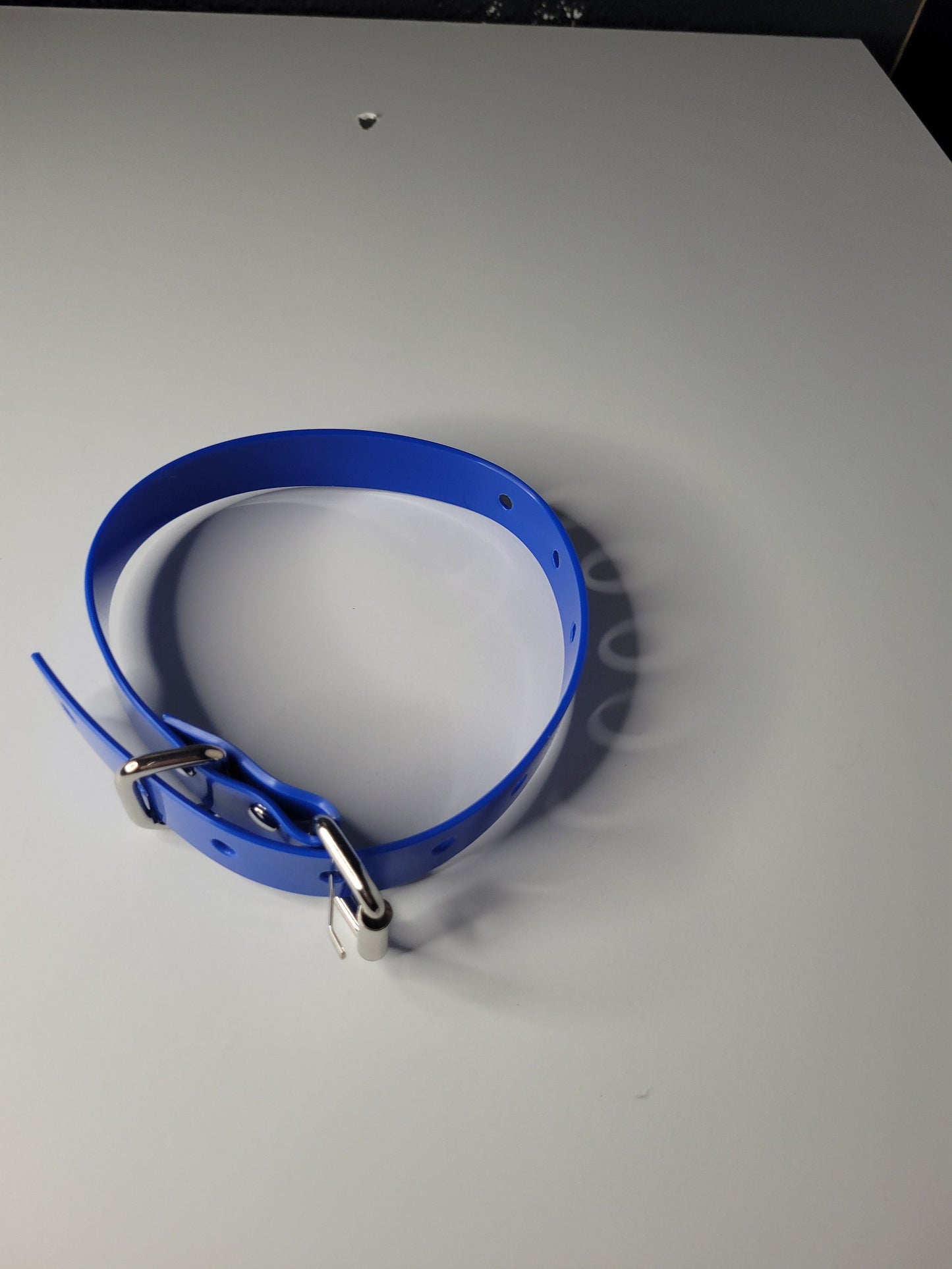 Thin  bondage belt in blue PVC